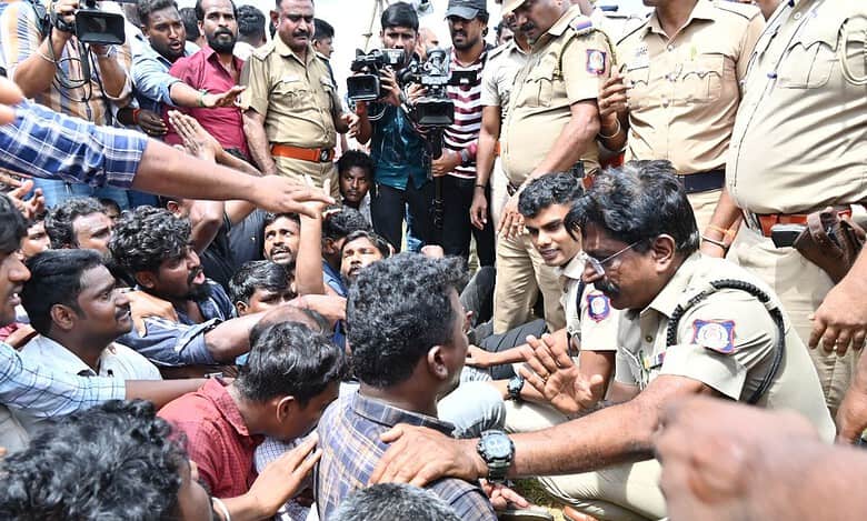 Tension at Chennai Samsung plant after police crackdown on striking workers