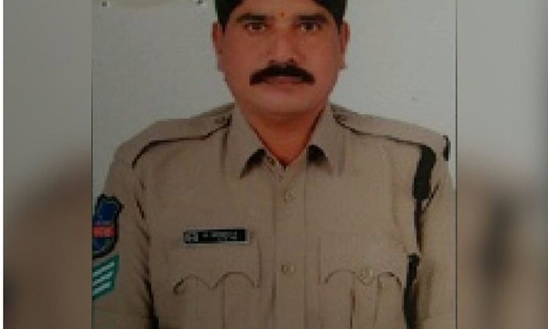 Video: On-duty head constable shoots himself to death in Mahabubabad