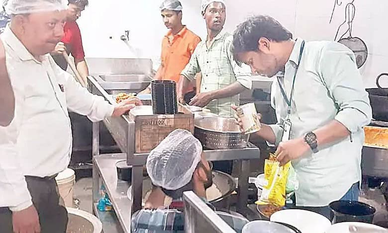 Hyderabad: GHMC commissioner issues food safety guidelines for establishments