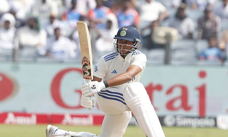 2nd Test: India reach 81/1 at lunch, need 278 runs for win against NZ