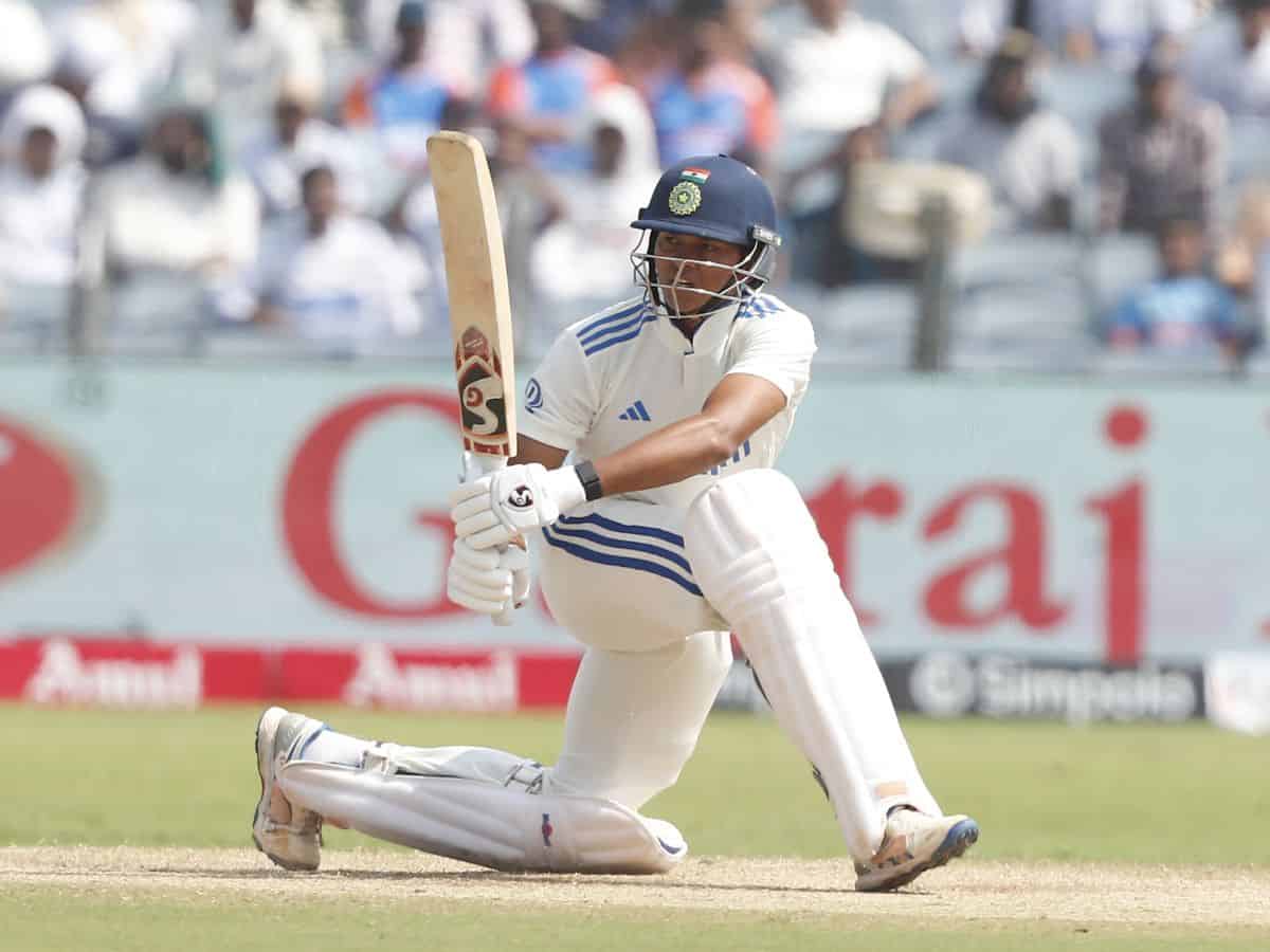 2nd Test: India reach 81/1 at lunch, need 278 runs for win against NZ