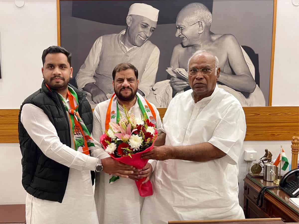 Kamaal Farooqui and his son Umar welcomed to congress by National president Mallikarjun Kharge