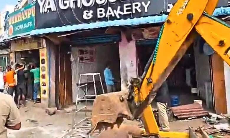 Hyderabad: GHMC razes 6 shops in Mallepally