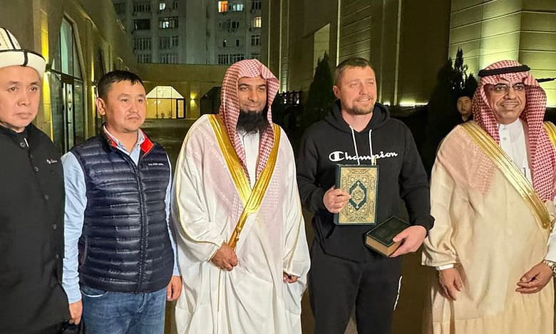 Video: Siberian embraces Islam at the hands of Imam of Prophet's Mosque