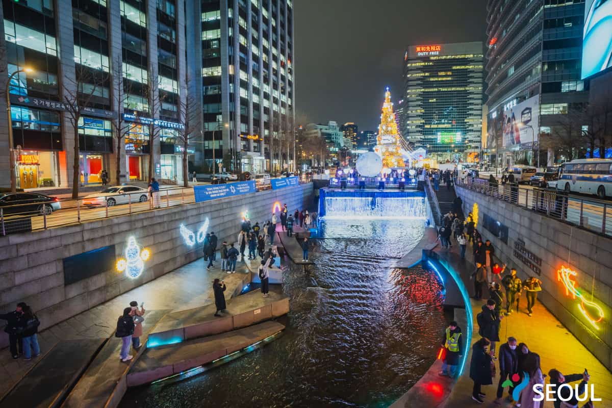 Light festival in restored Cheonggyecheon river