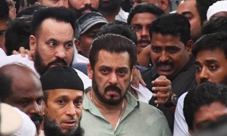 Salman Khan arrives at Baba Siddique’s surrounded by heavy security