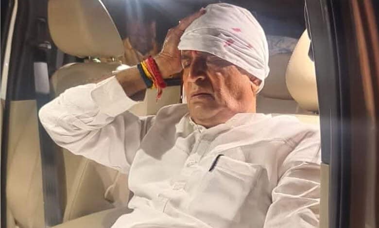 Stones pelted at Maha ex-minister Anil Deshmukh’s car in Nagpur