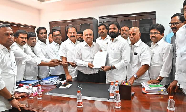 BRS leaders meet spl commission chief for BC quota, submit memo