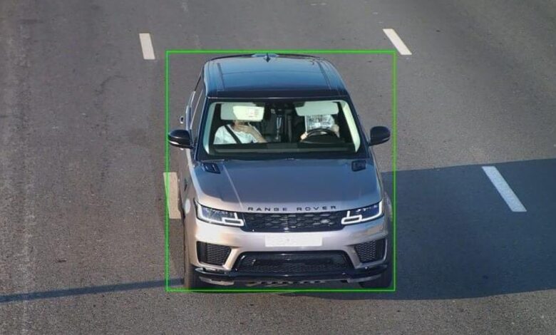 Video: Drivers in Dubai caught using 2 phones, reading newspaper