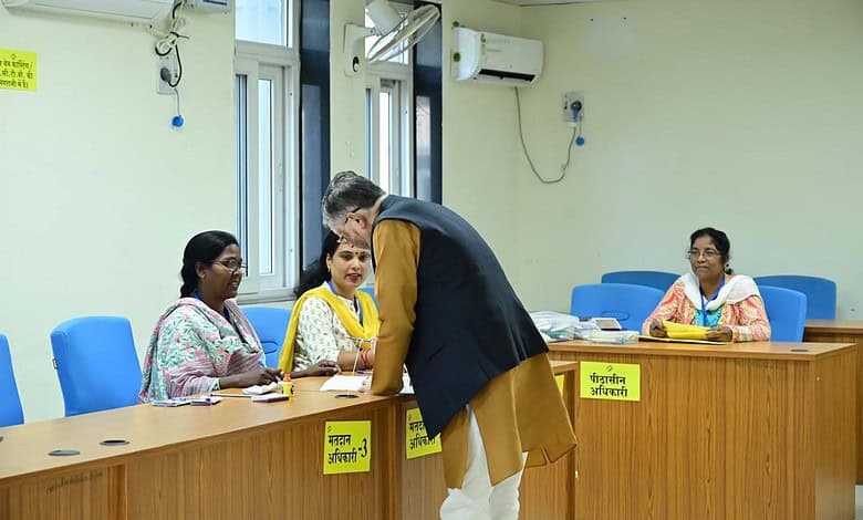 Hazaribagh: Elderly voters show their fingers marked with indelible ink after casting votes during the 1st phase of Jharkhand Assembly elections, in Hazaribagh district of Jharkhand. (PTI Photo)