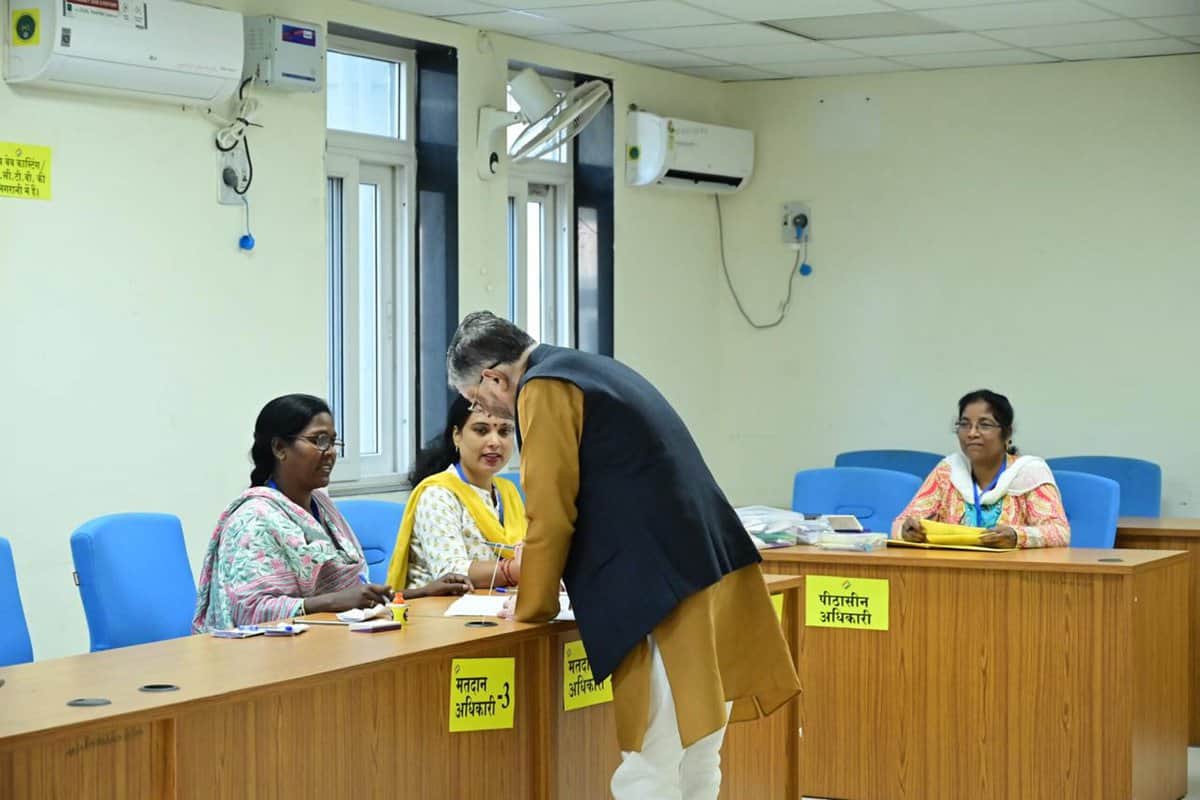 Hazaribagh: Elderly voters show their fingers marked with indelible ink after casting votes during the 1st phase of Jharkhand Assembly elections, in Hazaribagh district of Jharkhand. (PTI Photo)