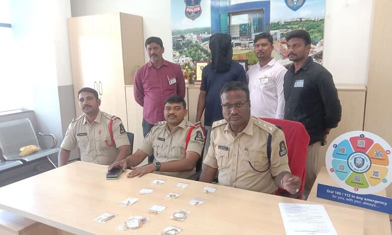 Police arrest thief who commits two thefts in a week, recovers stolen gold and cash worth Rs 10 lakh.