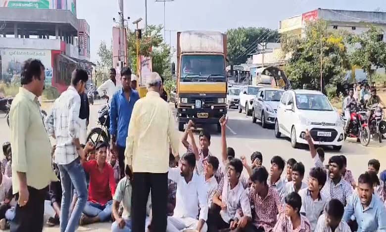 Telangana: Students protest over no food at govt hostel in Nagarkurnool
