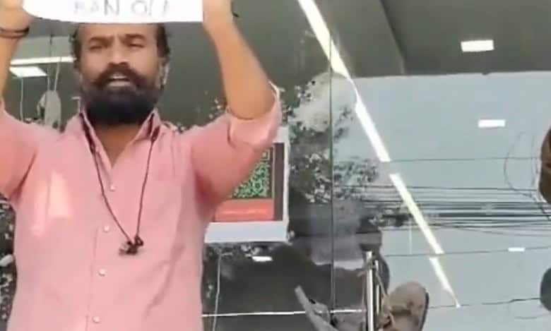 Customer protest at Ola showroom in Hyderabad over service delay