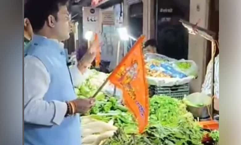 Delhi BJP leader marks vendors’ carts with saffron flags, stirs outrage