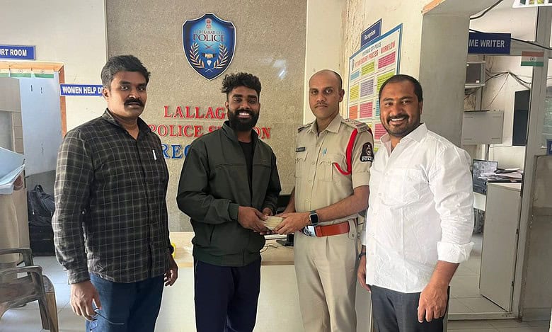 Hyderabad lineman praised for returning Rs 2 lakh found on road