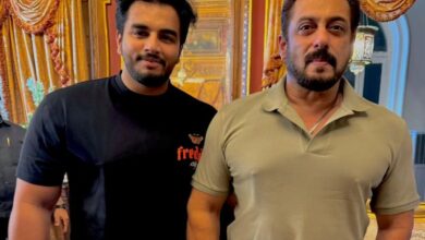Fans click pics with Salman Khan at Falaknuma Palace in Hyderabad
