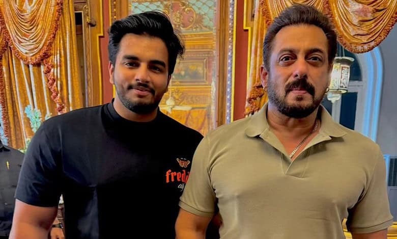 Fans click pics with Salman Khan at Falaknuma Palace in Hyderabad