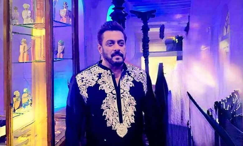 Salman Khan lands in Jamnagar along with his family for birthday celebrations
