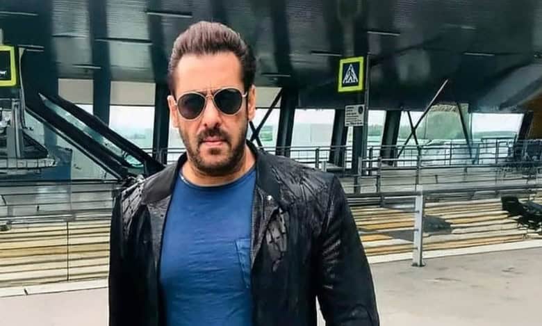 Viral photos: Salman Khan with female fans in Hyderabad