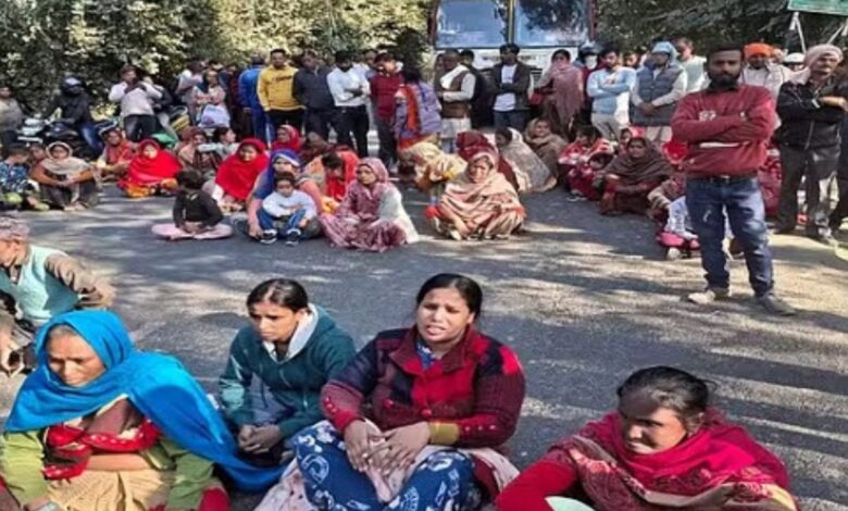 Crime Patrol actor Sapna Sing protesting against UP police to take action over his sons death