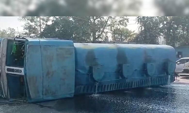 Diesel tanker overturns in Secunderabad sparking diesel, traffic woes