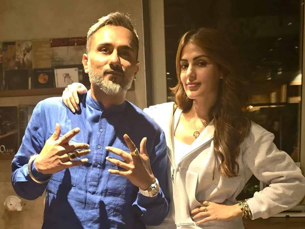 Yo Yo Honey Singh meets ‘brave soul’ Rhea Chakraborty
