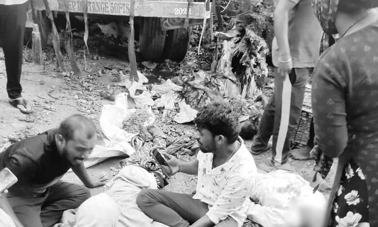 Lorry hits roadside vegetable market in Telangana's Chevella; 4 feared dead