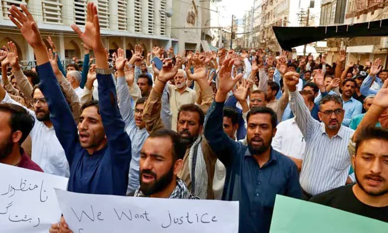 Pakistani Shia Muslim supporters of Majlis Wahdat-e-Muslimeen condemn the killings of people after gunmen opened fire on passenger vehicles in Kurram, in Karachi, Pakistan