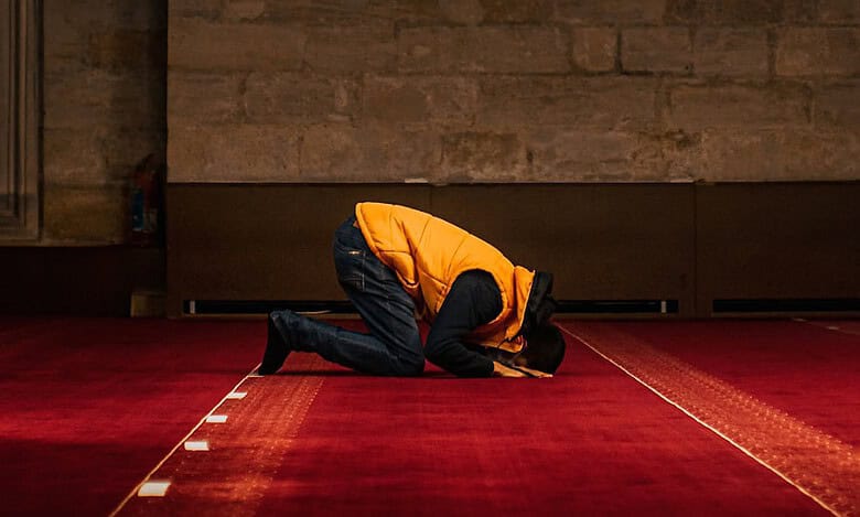 Kuwait: Expat cashier beaten for praying on duty