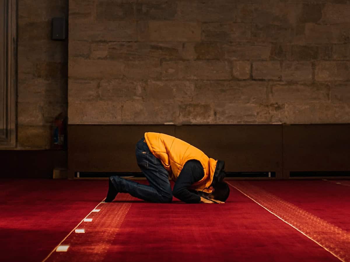 Kuwait: Expat cashier beaten for praying on duty