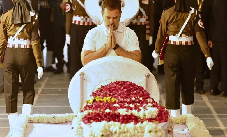 Rahul Gandhi paying respects to former PM Manmohan Singh