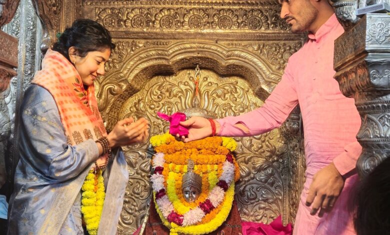 Sai Pallavi visits Kashi Vishwanath temple