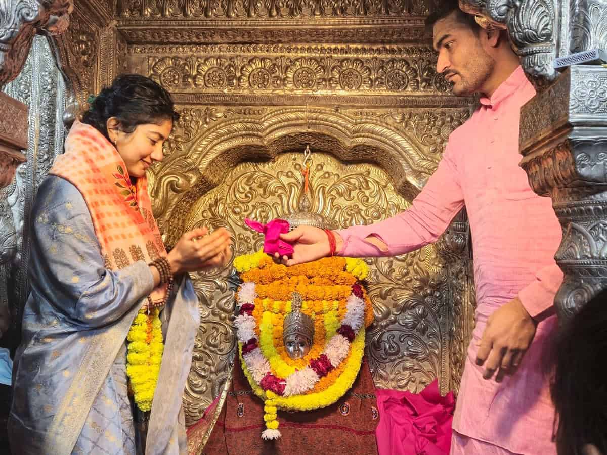 Sai Pallavi visits Kashi Vishwanath temple