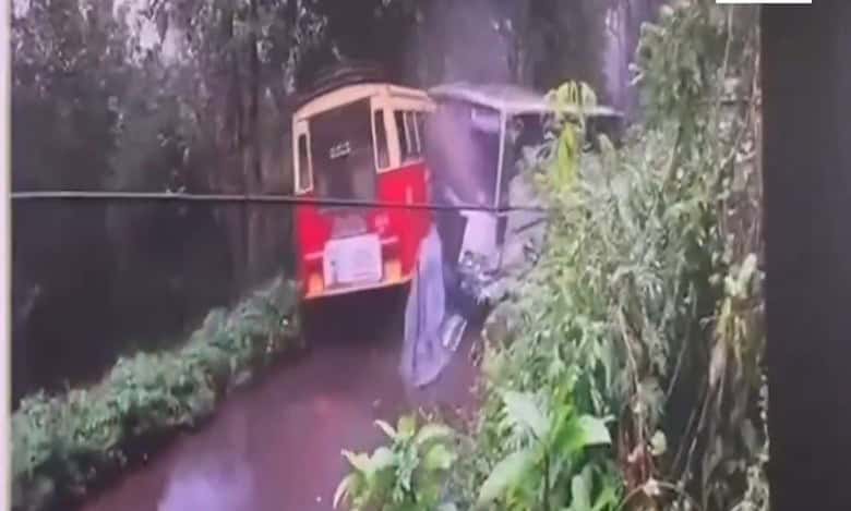 Two buses collide in Kerala, 35 passengers injured