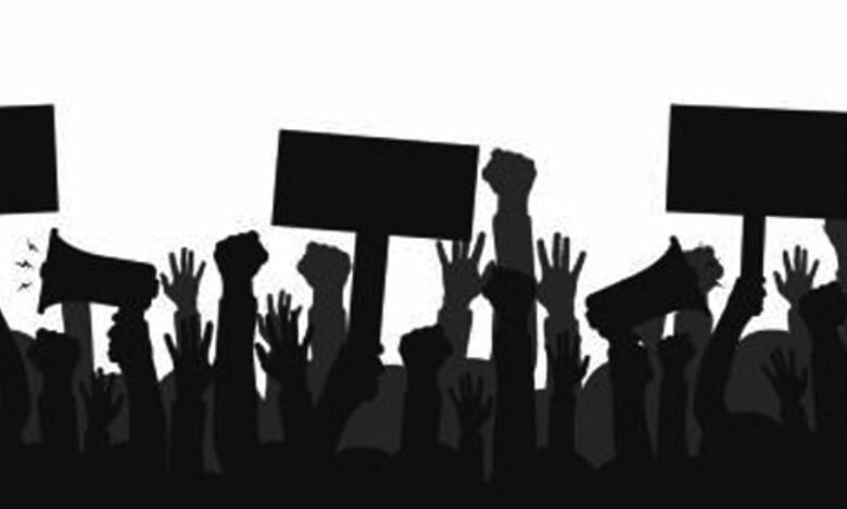 Artisans working in the energy department to protest atDharna Chowk on Wednesday, demanding regularisationof their services.