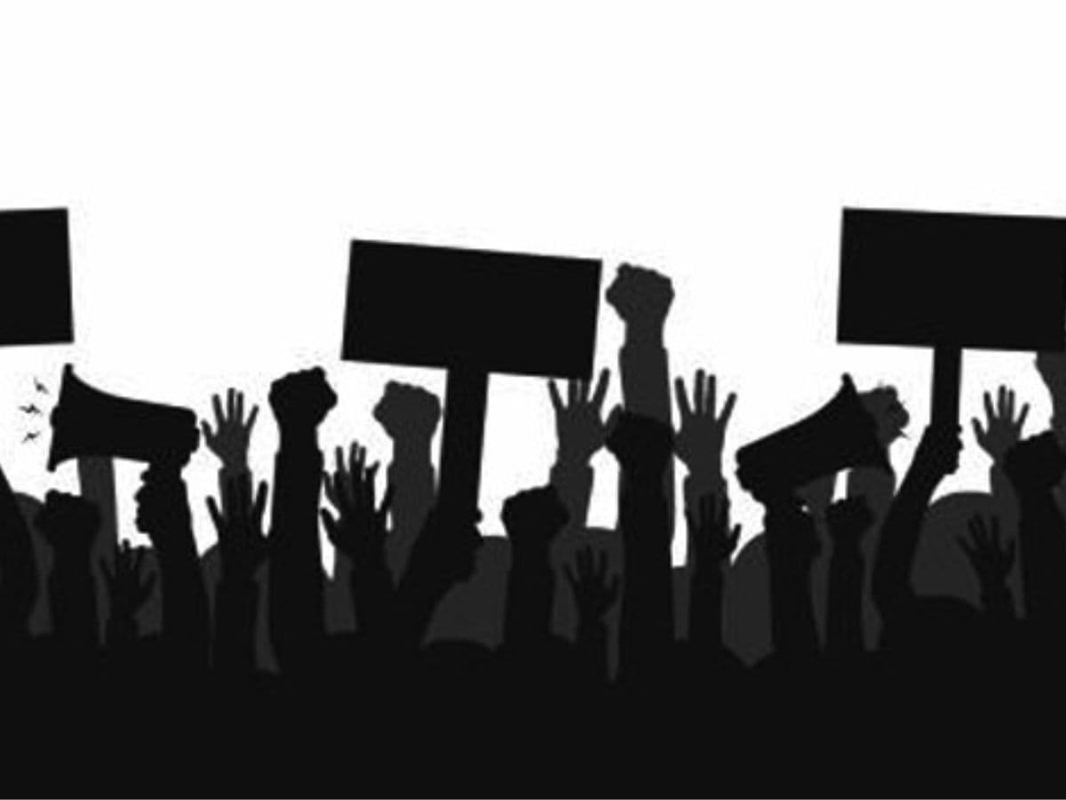 Artisans working in the energy department to protest atDharna Chowk on Wednesday, demanding regularisationof their services.