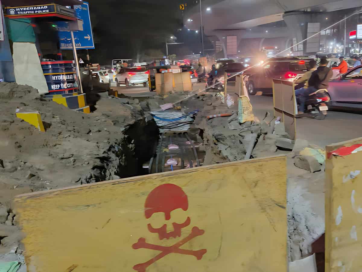 Hyderabad: Civic work near Mehdipatnam causes traffic congestion