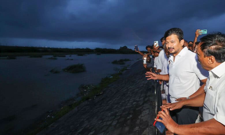 _Udhayanidhi Stalin with others inspects the Kodungaiyur Canal