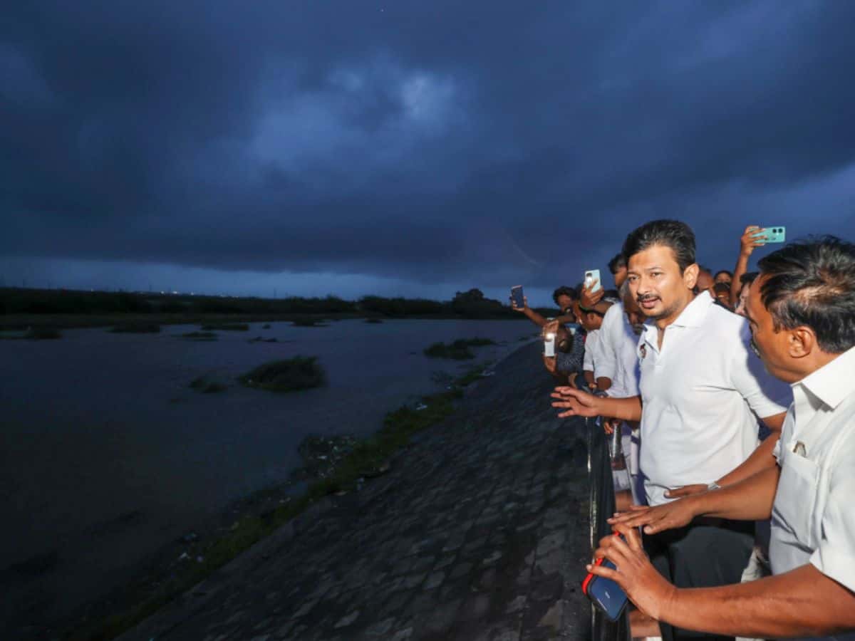 _Udhayanidhi Stalin with others inspects the Kodungaiyur Canal