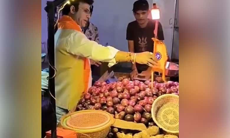 Delhi BJP leader hoists saffron flags on vendors’ carts