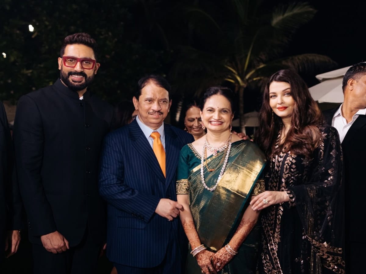 Abhishek, Aishwarya clicked together at a wedding, Hrithik, Saba join