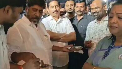 Telangana Dy CM relishes Pathar Ka Gosht at Hyderabad's necklace road