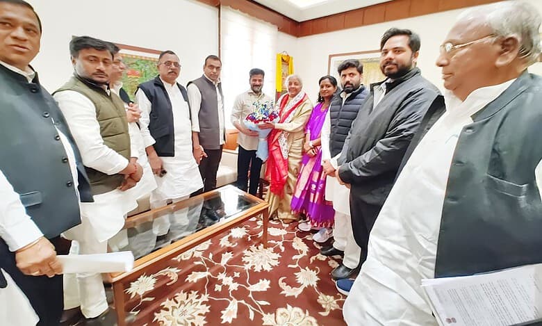 Telangana CM meets 3 Union mins, presents lists of demands
