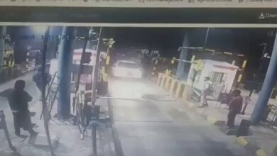 Video: Suspected ganja smugglers run car over cops in Andhra