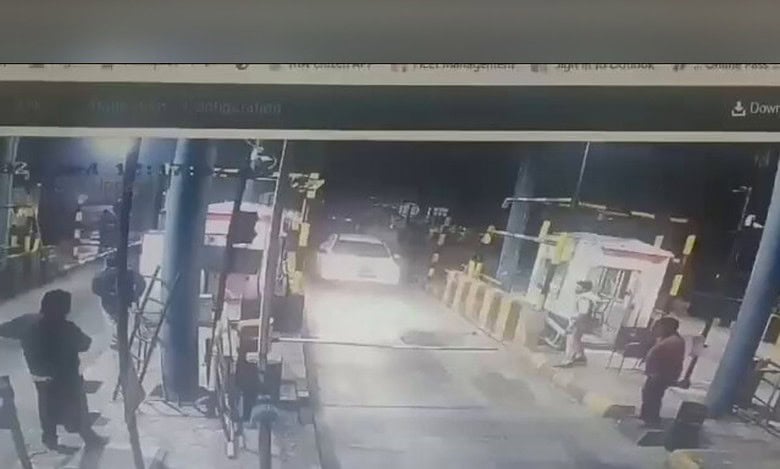 Video: Suspected ganja smugglers run car over cops in Andhra