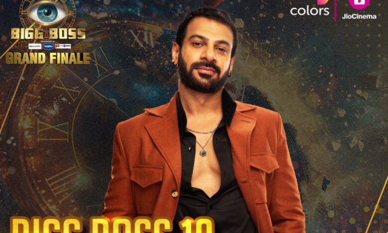 Karan Veer Mehra lifts the 'Bigg Boss 18' trophy