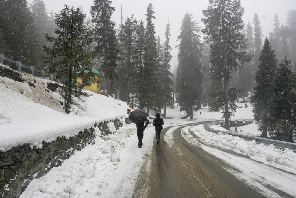 Snowfall in J&K's Gulmarg