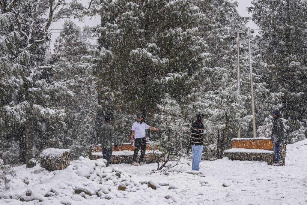 Snowfall in J&K's Gulmarg