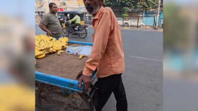 Watch: Banana for Rs 100, tourist calls out Hyderabad’s ‘Gora Service Tax’